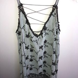 Gimmicks Floral patterned, lace front flowy tank.